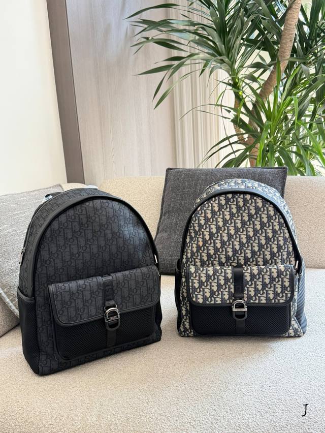 Dior High-End Men's Backpack Recommendation This backpack comes in vertical, fla