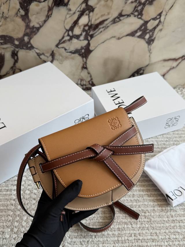 配盒 Size：上宽21*高14Cm 超爱Loewe Gate Mini！ 别看他手掌那么大 容量却是非常的友好！ 新品！胸包！斜挎！ 牛皮皮质的手感超好 皮质