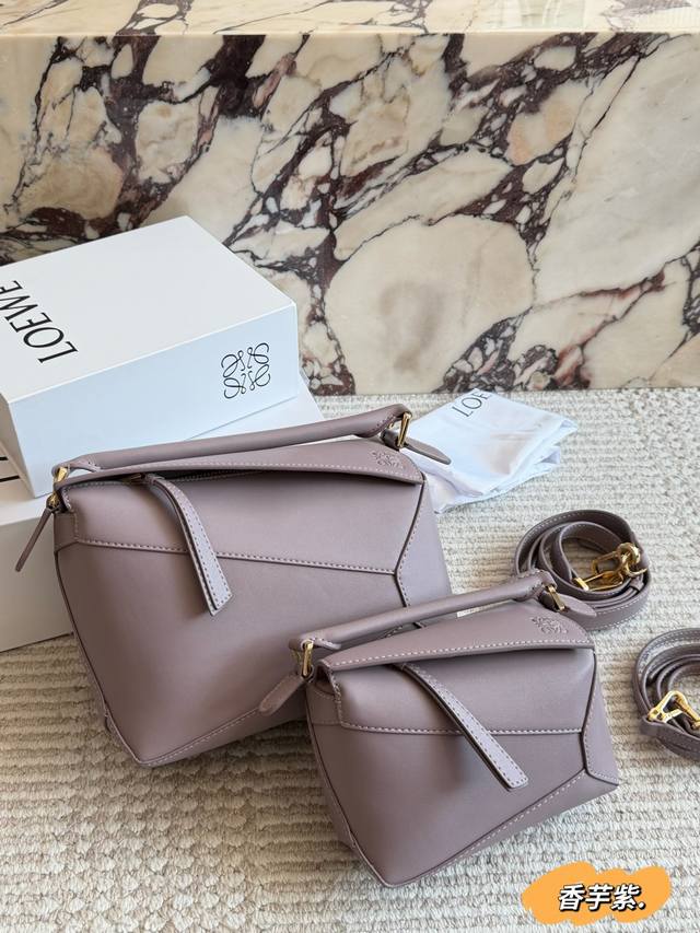 配盒 尺寸： 18*11Cm 小号 24*15Cm 大号 Loewe 几何包puzzle 23 紫色，一眼看中！ 很有质感的颜色， 显得包包特别高级。 牛皮品质