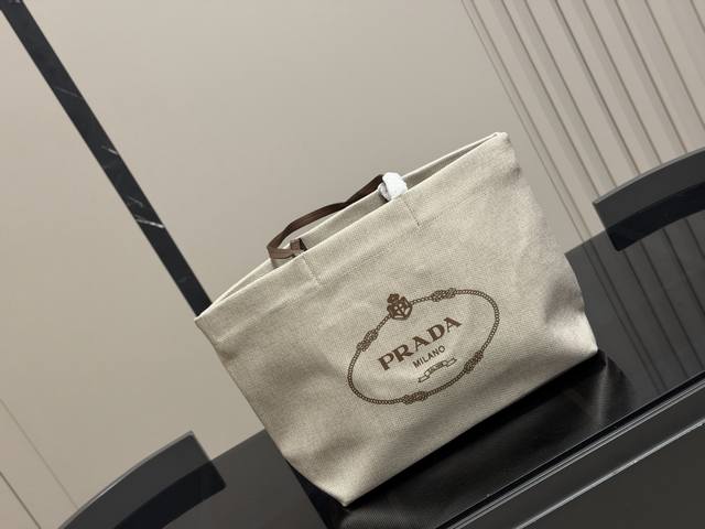 Size: 37.30cm Prada Classic Shopping Bag! Big and Convenient! As an entry-level