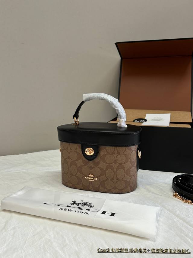 Coach 这只化妆箱包真的太戳我了 经典老花+复古箱型设计自带一种旧时光里的精致感 手提是优雅大小姐，斜挎是随性少女 容量刚好装下日常所需口红、粉饼、手机都能