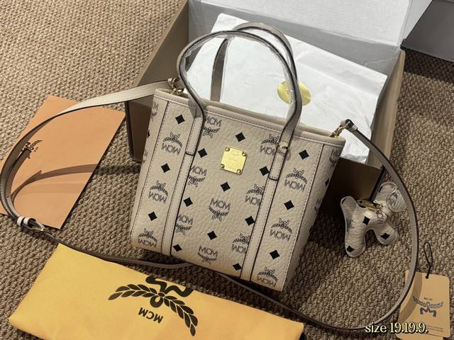 配礼盒 Mcm 菜篮子越看越可爱 经典配色容量日常出门没毛病手机 钥匙 钱包都能轻松放下颠覆我对迷你包的概念 爱了爱了可斜挎可手拎 斜挎也很贴合盛百搭小能手说的