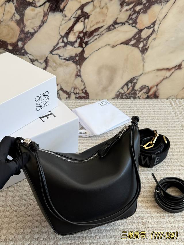 配盒 配置宽肩带 Size：底宽17 上宽27*高16Cm Loewe Hammock Hobo Loewe 吊床包超可爱 Hobo还能这样 搭配新出的宽肩带真