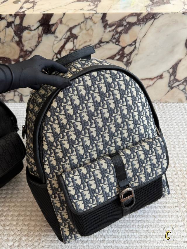 A must-have backpack for the mini-holiday! Size: 32*42cm Dior monogram backpack.