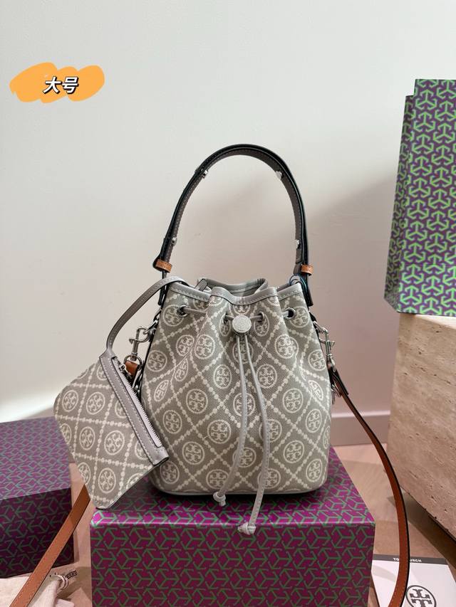 大号配折叠盒 Tory Burch 托里伯奇 波士顿枕头包 奶白交色搭配老花图案，低调又时髦，通勤休闲都能轻松驾驭。尺寸小巧，内部空问合理，肩带可调节，支持手提