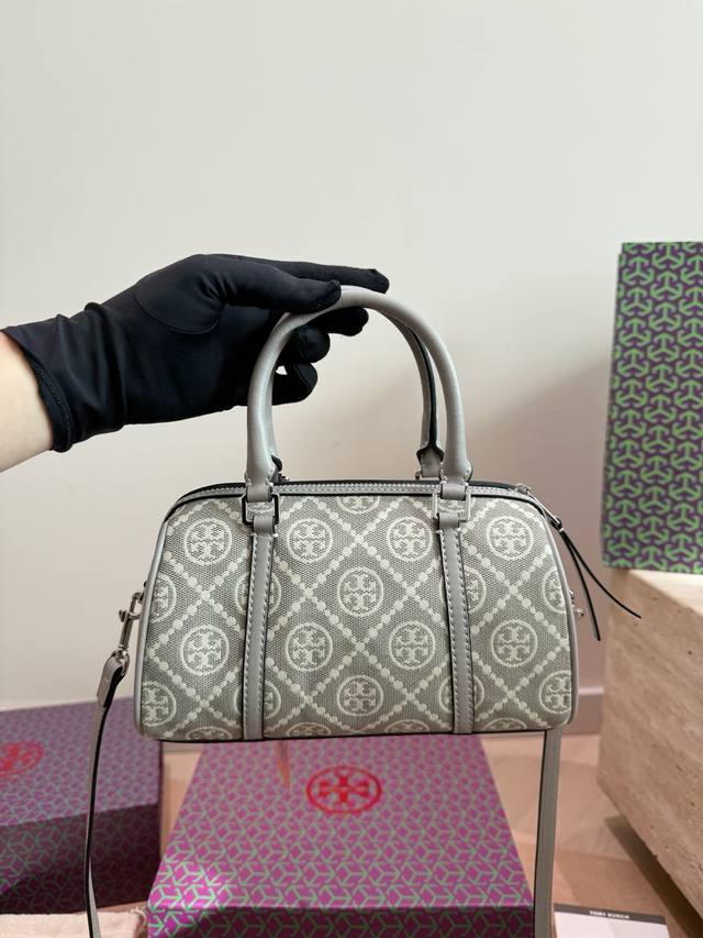 配折叠盒 Tory Burch 托里伯奇 波士顿枕头包 奶白交色搭配老花图案，低调又时髦，通勤休闲都能轻松驾驭。尺寸小巧，内部空问合理，肩带可调节，支持手提、肩