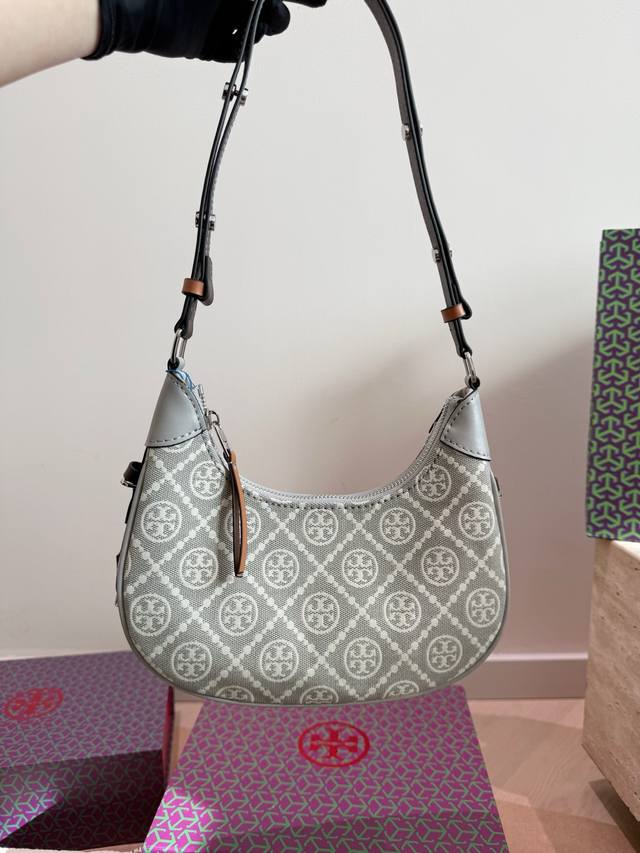 配折叠盒 Tory Burch 托里伯奇 新月腋下包 经典老花提花+棕色皮革饰边，简约又有辨识度。弧形包身，容量适中，通勤休闲都Ok。肩带可调节，腋下Or斜挎随