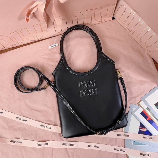 5Ba281，Miu家新品迷你托特包，新尺寸小巧可爱适配度高，时髦别致又百搭，细节精致考究，经典浮雕字母徽标增添别具一格的格调与辨识度，延续 Miu复古风，随性