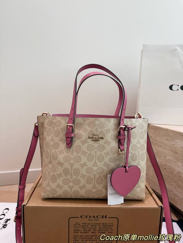 配延长肩带 Coach Mollie 25玫瑰粉手提包 Coach Mollie 25玫瑰粉手提包，经典老花帆布+粉色皮革饰边，少女感满满！25Cm小巧尺寸，手