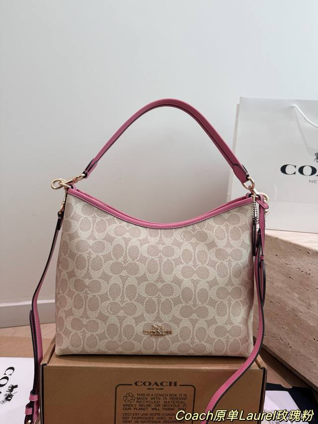 配礼盒 Coach Laurel 31玫瑰粉流浪包 Coach Laurel 31玫瑰粉流浪包，经典老花帆布+粉色皮革滚边，温柔又少女感满满！31Cm大容量，手