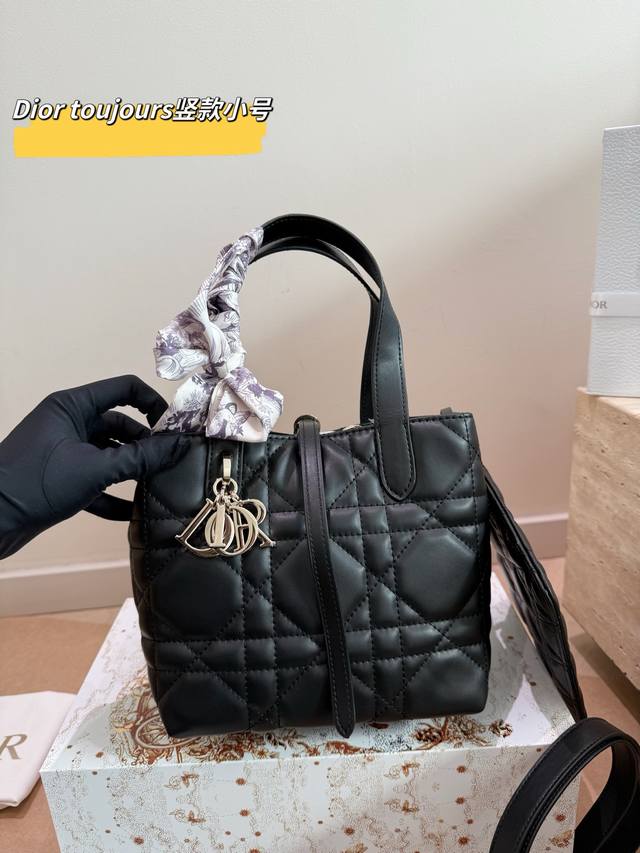 Comes with box Size: 24*21Cm 18*17Cm 14*16Cm Dior's super popular Toujours tote