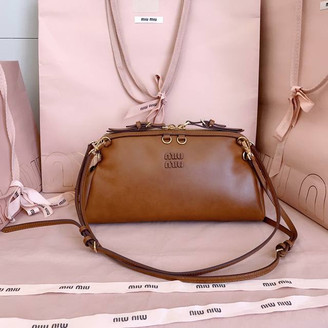 5Bf130, Miu's new signature shell-shaped backpack, crafted from exquisite calfsk