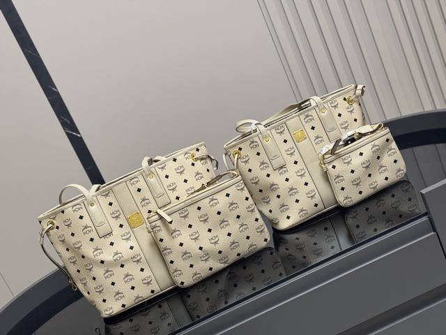 Comes with a box Size: 34*30cm 31*26cm I really think it's beautiful!! Simple MC