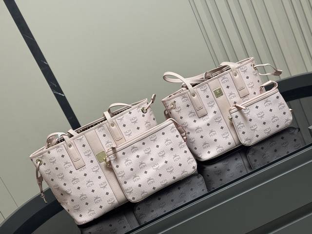 Comes with a box Size: 34*30cm 31*26cm I really think it's beautiful!! Simple MC