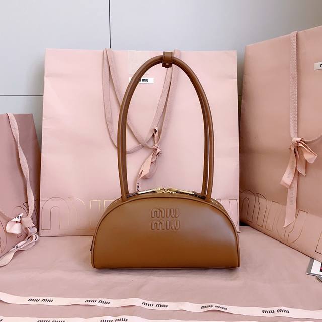 5Bb192, Miu's new semi-circular bowling bag, made of top-grade imported calfskin