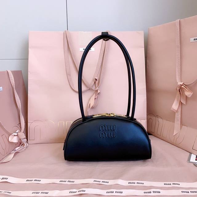 5Bb192, Miu's new semi-circular bowling bag, made of top-grade imported calfskin