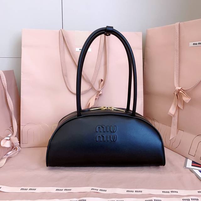 5Bb193, Miu's new semi-circular bowling bag, made of top-grade imported calfskin