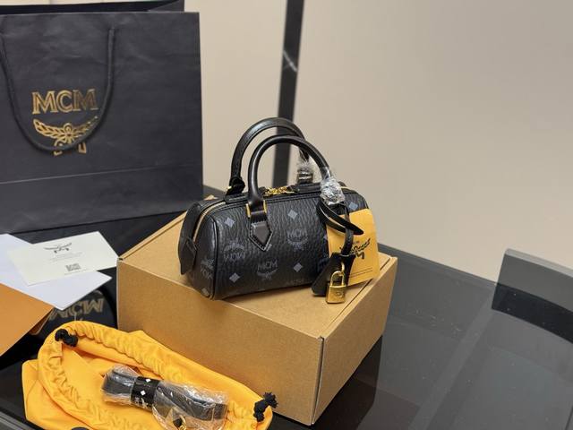 Comes with a box Size: 18cm Mcm's main trend this season is the fashionable over