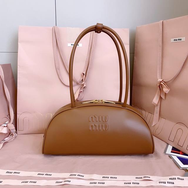 5Bb193, Miu's new semi-circular bowling bag, made of top-grade imported calfskin