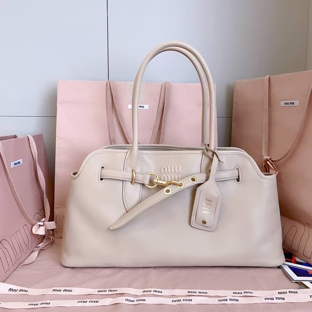 5Bg310, New and Popular Vintage Tote Bag, crafted from brand new supple lambskin