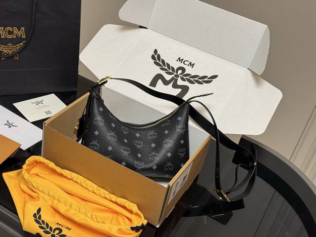 Comes with a box Size: 26cm Mcm Croissant New Arrival Original! Made in Qingdao