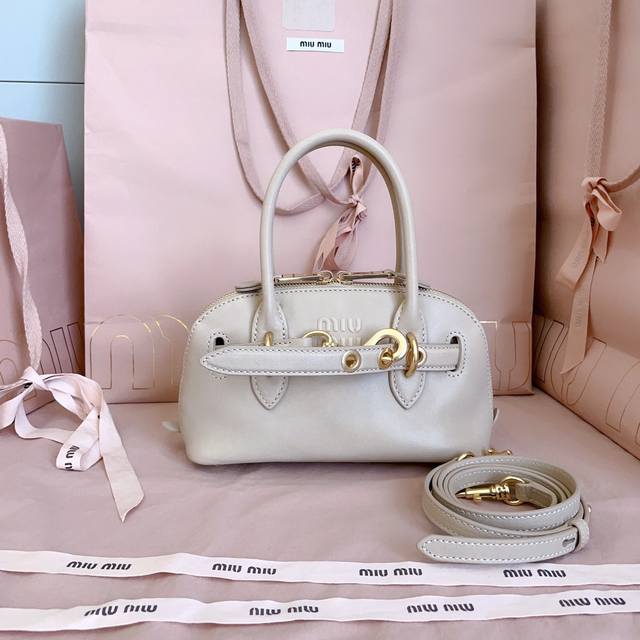 5B, Miu's newest and hottest mini shell bag, made of top-quality vintage-finish