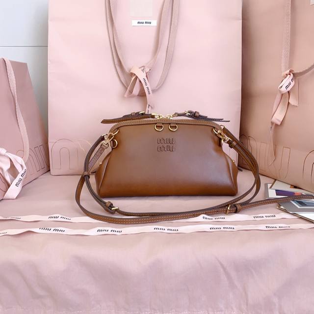 5Bf131, Miu's new signature shell-shaped backpack, crafted from exquisite, gloss