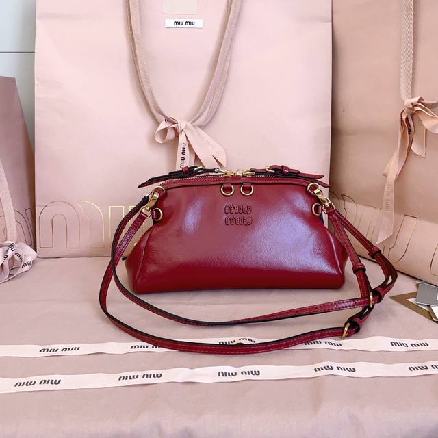 5Bf131, Miu's new signature shell-shaped backpack, crafted from exquisite, gloss