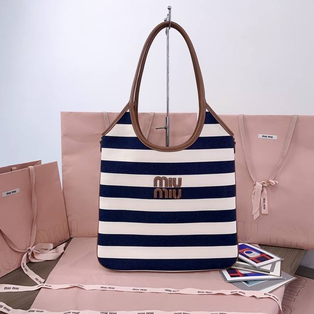 5Bg231，Miu家新款伊势丹限定海军风托特包，全新条纹帆布面料，延续上一季的慵懒和性感热潮，大胆创新的设计完美诠释了 Miu不拘一格，潇洒随意包容的人生态度