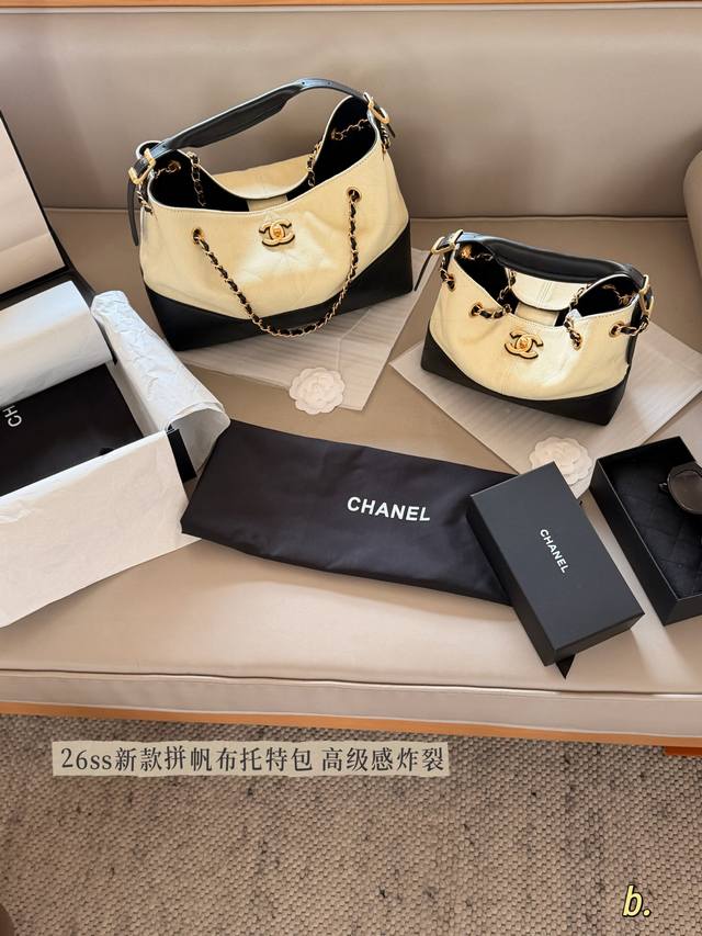 配盒 帆布 Size：36*25Cm 大 25*18Cm 小 听说这只小香家 26C Hobo 26S又又又上新了 这一季上身超好看的， 包王也回归了，新款帆布