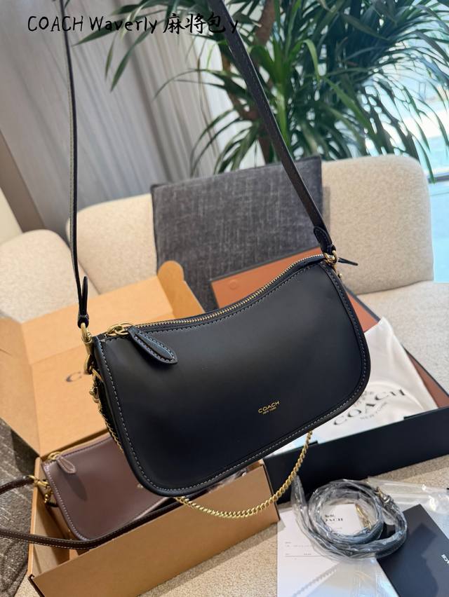 Coach Waverly腋下包 Coach Waverly腋下包，经典老花帆布+金属链条，简约复古又百搭！三条肩带可拆卸，手提、腋下、斜挎随心切换，通勤约会都