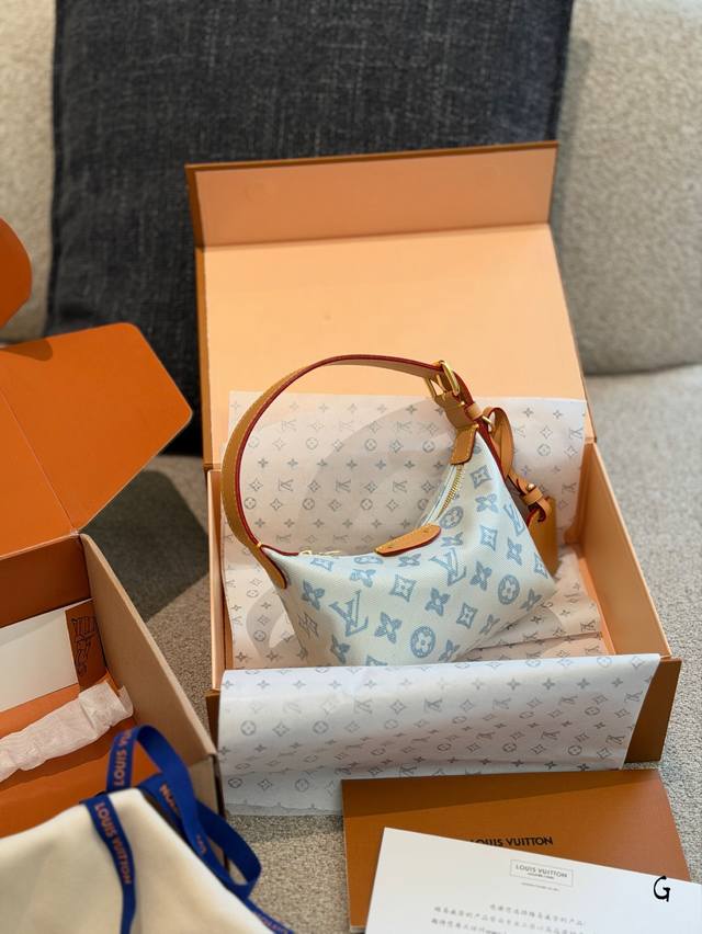 Lv冰川蓝饭盒包 Lv 130周年限定pochette Hills饭盒包，冰川蓝Monogram老花帆布+牛皮饰边，清新又经典。包型圆润，手提设计，自重仅170