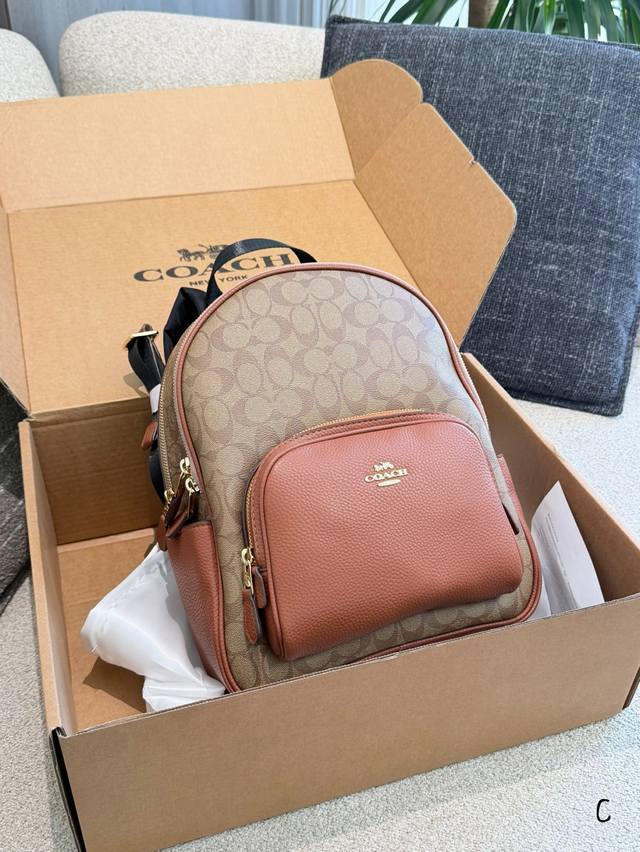 Coach女新款双肩包背包中号Court Coach女新款双肩包背包中号Court，双层拉链款，大小正合适，棕色Logo，尺寸约：28*33*12Cm，经典百搭
