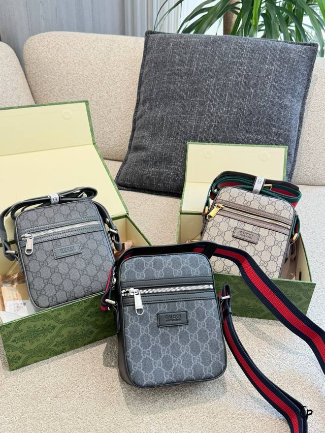 Gucci Gg Supreme Phone Bag This Gucci Gg Supreme phone bag features classic doub