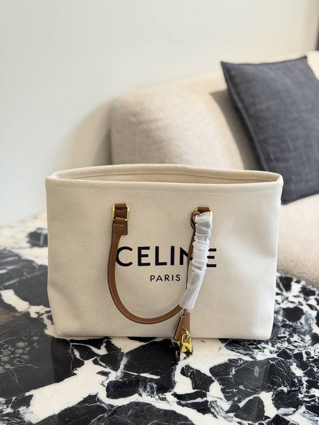 Celine Cabas帆布托特包 Celine Cabas帆布托特包，米白色帆布+棕色牛皮手柄，简约大气，正面“Celine paris”标志超有辨识度。尺寸