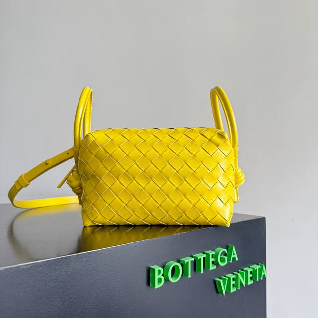 Bottega Veneta 新款Loop来啦!!喜欢Bv家的女孩子很多都拥有过Loop这一款包包吧,简约的外观,经典的编织,小巧轻便的包型,这一次的创新延续了 Bottega Veneta 新款Loop来啦!!喜欢Bv家的女孩子很多都拥有过Loop这一款包包吧,简约的外观,经典的编织,小巧轻便的包型,这一次的创新延续了
