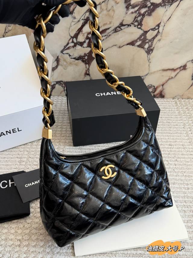 原版皮 Chanel 24Ait Bag预警 Hobo 系列黑马 姐妹们，今天我要给大家分享-款超级好看的包包一 Chanel 24A Hobo系列黑马油蜡包