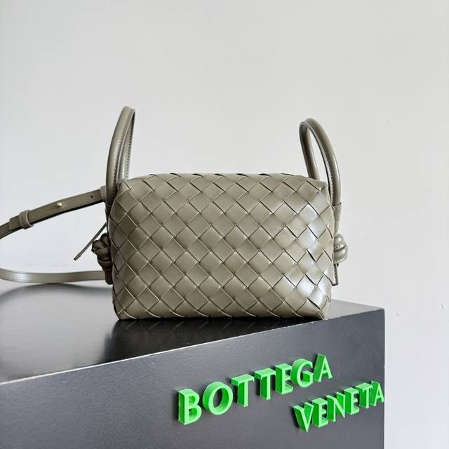 Bottega Veneta 新款Loop来啦!!喜欢Bv家的女孩子很多都拥有过Loop这一款包包吧,简约的外观,经典的编织,小巧轻便的包型,这一次的创新延续了 Bottega Veneta 新款Loop来啦!!喜欢Bv家的女孩子很多都拥有过Loop这一款包包吧,简约的外观,经典的编织,小巧轻便的包型,这一次的创新延续了