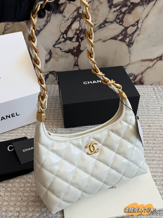 原版皮 Chanel 24Ait Bag预警 Hobo 系列黑马 姐妹们，今天我要给大家分享-款超级好看的包包一 Chanel 24A Hobo系列黑马油蜡包