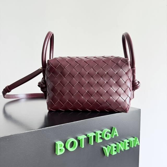Bottega Veneta 新款Loop来啦!!喜欢Bv家的女孩子很多都拥有过Loop这一款包包吧,简约的外观,经典的编织,小巧轻便的包型,这一次的创新延续了 Bottega Veneta 新款Loop来啦!!喜欢Bv家的女孩子很多都拥有过Loop这一款包包吧,简约的外观,经典的编织,小巧轻便的包型,这一次的创新延续了
