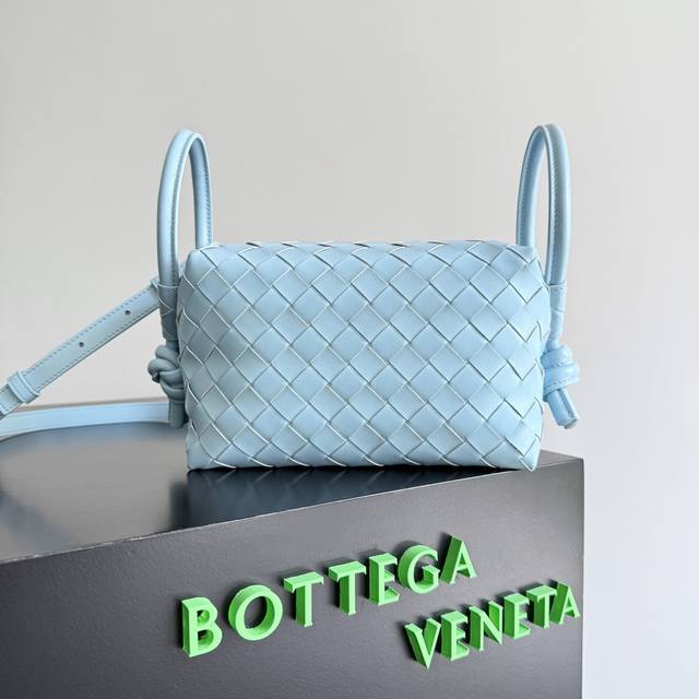 Bottega Veneta 新款Loop来啦!!喜欢Bv家的女孩子很多都拥有过Loop这一款包包吧,简约的外观,经典的编织,小巧轻便的包型,这一次的创新延续了 Bottega Veneta 新款Loop来啦!!喜欢Bv家的女孩子很多都拥有过Loop这一款包包吧,简约的外观,经典的编织,小巧轻便的包型,这一次的创新延续了