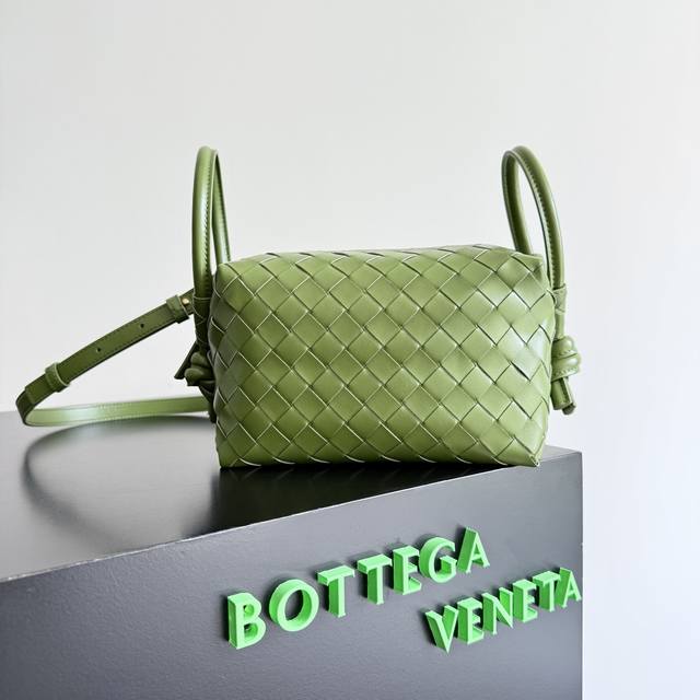 Bottega Veneta 新款Loop来啦!!喜欢Bv家的女孩子很多都拥有过Loop这一款包包吧,简约的外观,经典的编织,小巧轻便的包型,这一次的创新延续了 Bottega Veneta 新款Loop来啦!!喜欢Bv家的女孩子很多都拥有过Loop这一款包包吧,简约的外观,经典的编织,小巧轻便的包型,这一次的创新延续了