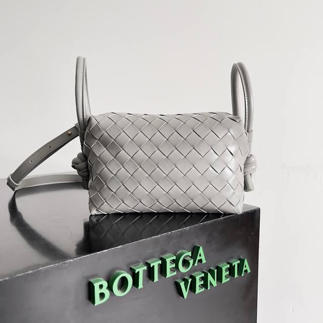 Bottega Veneta 新款Loop来啦!!喜欢Bv家的女孩子很多都拥有过Loop这一款包包吧,简约的外观,经典的编织,小巧轻便的包型,这一次的创新延续了 Bottega Veneta 新款Loop来啦!!喜欢Bv家的女孩子很多都拥有过Loop这一款包包吧,简约的外观,经典的编织,小巧轻便的包型,这一次的创新延续了