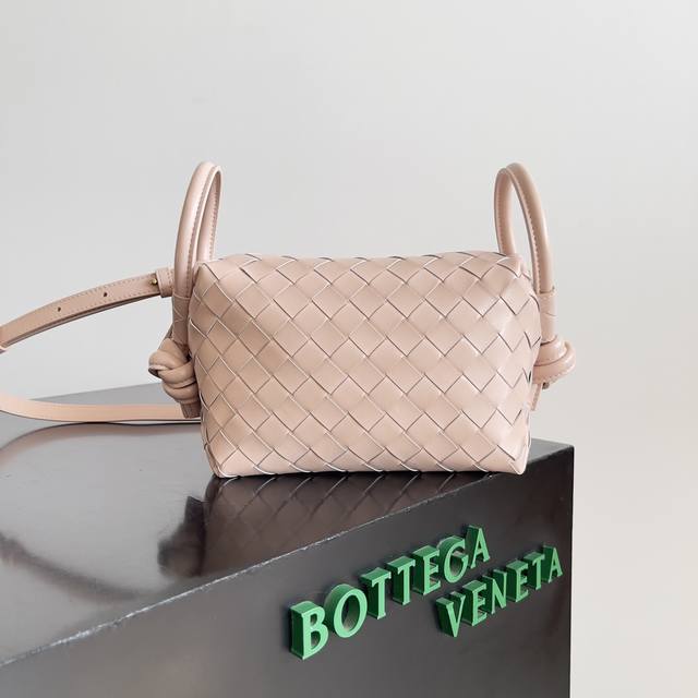 Bottega Veneta 新款Loop来啦!!喜欢Bv家的女孩子很多都拥有过Loop这一款包包吧,简约的外观,经典的编织,小巧轻便的包型,这一次的创新延续了 Bottega Veneta 新款Loop来啦!!喜欢Bv家的女孩子很多都拥有过Loop这一款包包吧,简约的外观,经典的编织,小巧轻便的包型,这一次的创新延续了