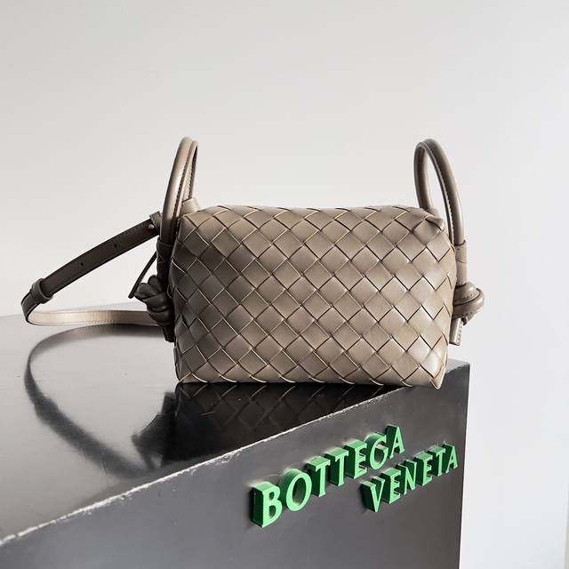 Bottega Veneta 新款Loop来啦！！喜欢Bv家的女孩子很多都拥有过Loop这一款包包吧，简约的外观，经典的编织，小巧轻便的包型，这一次的创新延续了