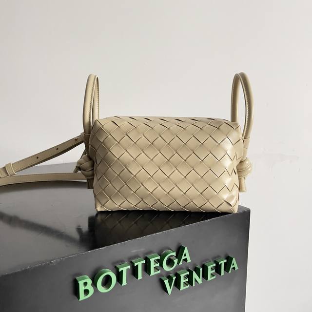 Bottega Veneta 新款Loop来啦！！喜欢Bv家的女孩子很多都拥有过Loop这一款包包吧，简约的外观，经典的编织，小巧轻便的包型，这一次的创新延续了