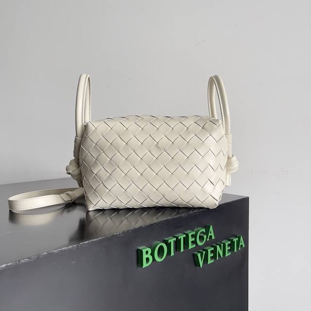 Bottega Veneta 新款Loop来啦！！喜欢Bv家的女孩子很多都拥有过Loop这一款包包吧，简约的外观，经典的编织，小巧轻便的包型，这一次的创新延续了