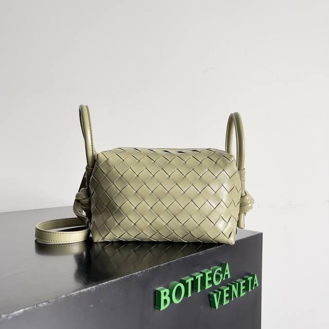 Bottega Veneta 新款Loop来啦！！喜欢Bv家的女孩子很多都拥有过Loop这一款包包吧，简约的外观，经典的编织，小巧轻便的包型，这一次的创新延续了