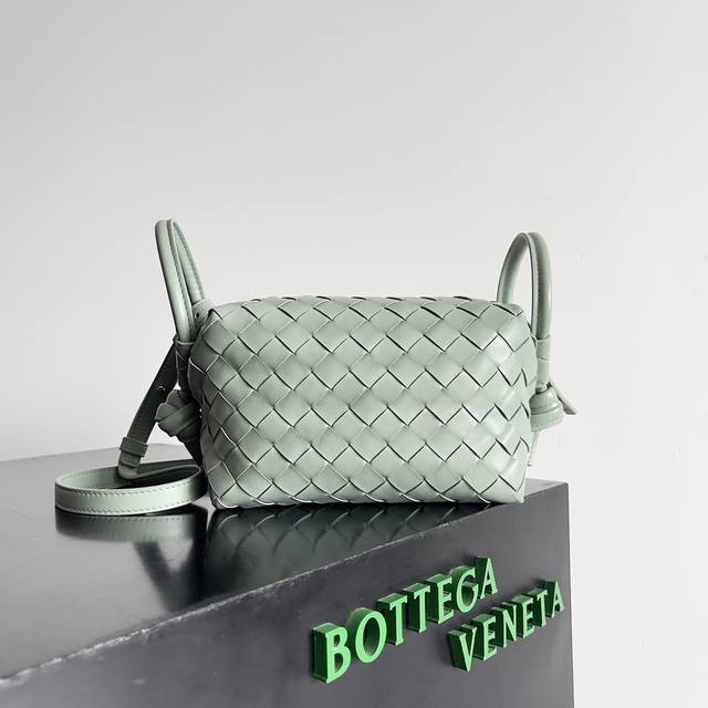 Bottega Veneta 新款Loop来啦!!喜欢Bv家的女孩子很多都拥有过Loop这一款包包吧,简约的外观,经典的编织,小巧轻便的包型,这一次的创新延续了 Bottega Veneta 新款Loop来啦!!喜欢Bv家的女孩子很多都拥有过Loop这一款包包吧,简约的外观,经典的编织,小巧轻便的包型,这一次的创新延续了