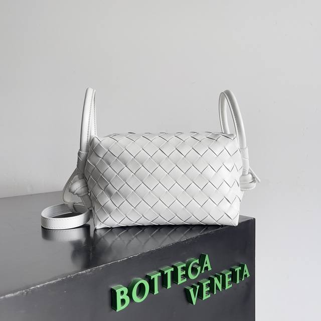 Bottega Veneta 新款Loop来啦！！喜欢Bv家的女孩子很多都拥有过Loop这一款包包吧，简约的外观，经典的编织，小巧轻便的包型，这一次的创新延续了